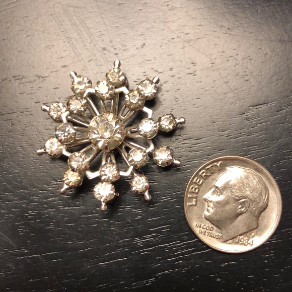 Vintage snowflake prong set Rhinestone brooch. - Picture 2 of 8